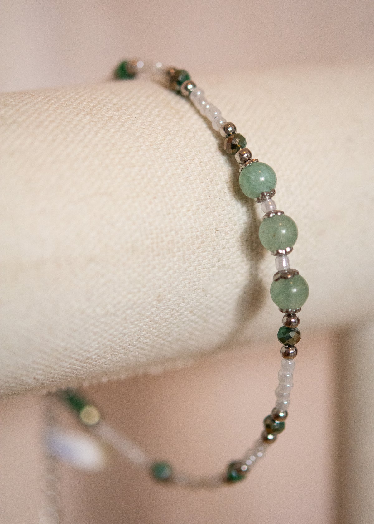 Bracelet de cheville acier inoxydable, aventurine, fait main à Montréal. Bijou boho nature pour festival, plage, été.
