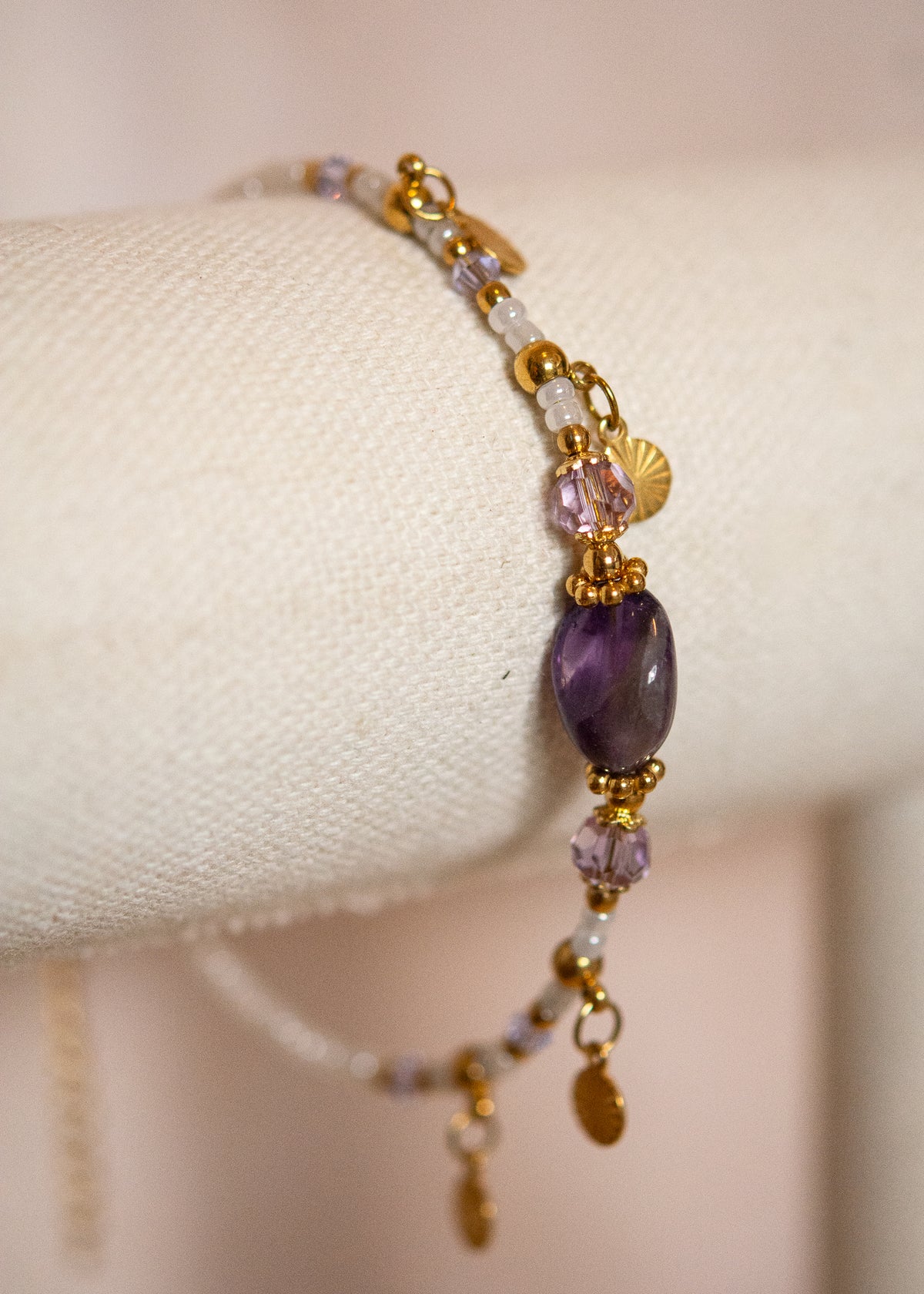 Bracelet de cheville acier inoxydable plaqué or, améthyste, fait main à Montréal. Bijou boho festival, plage.