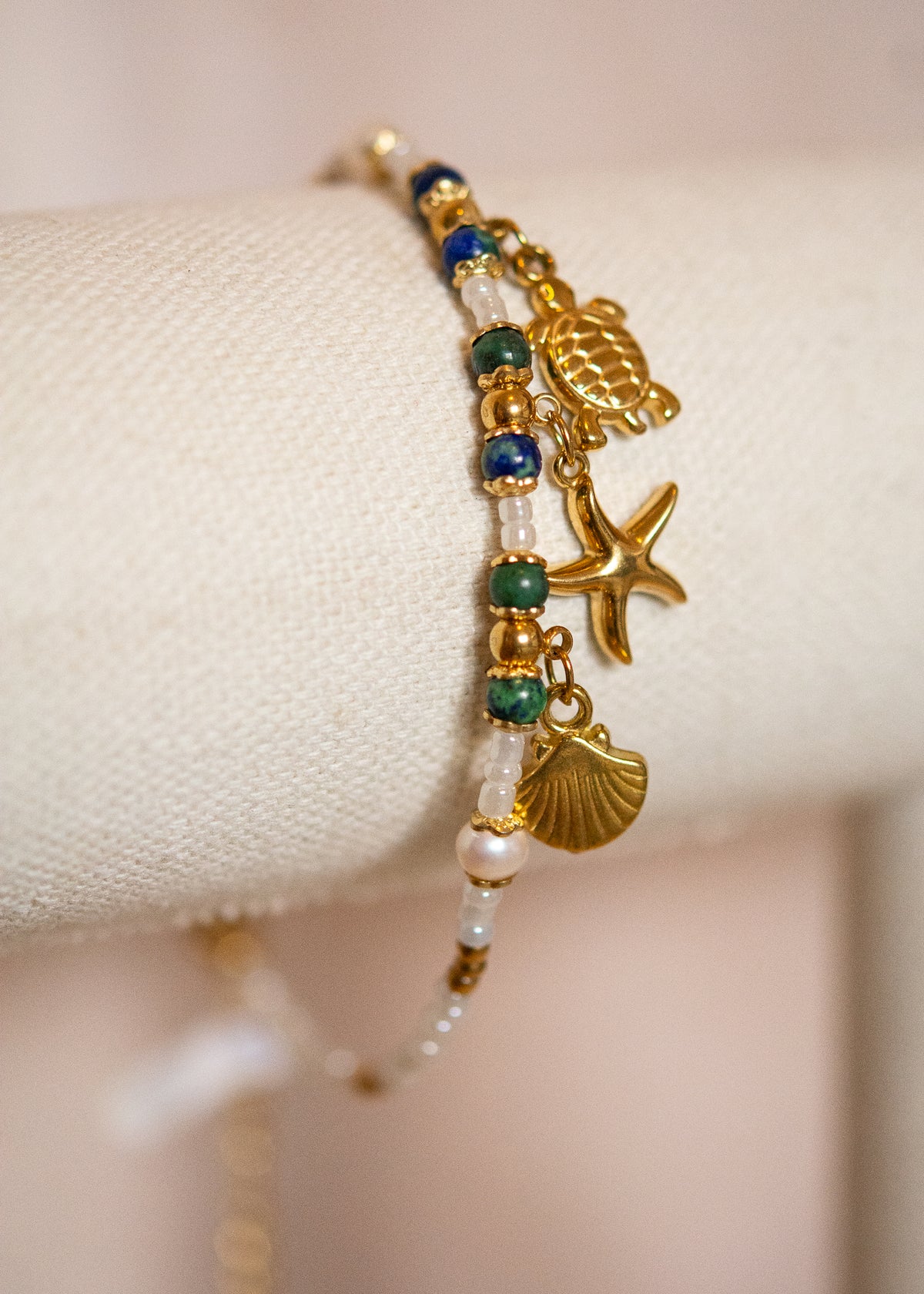 Bracelet de cheville acier inoxydable plaqué or, lapis-lazuli, charms marins, fait main à Montréal. Bijou boho festival.