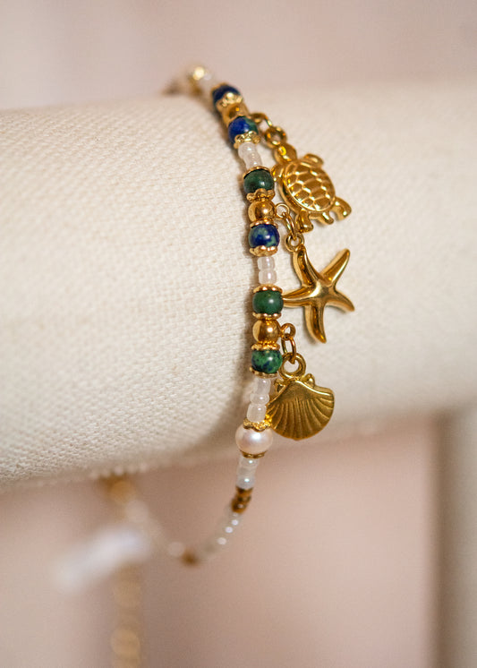 Bracelet de cheville acier inoxydable plaqué or, lapis-lazuli, charms marins, fait main à Montréal. Bijou boho festival.