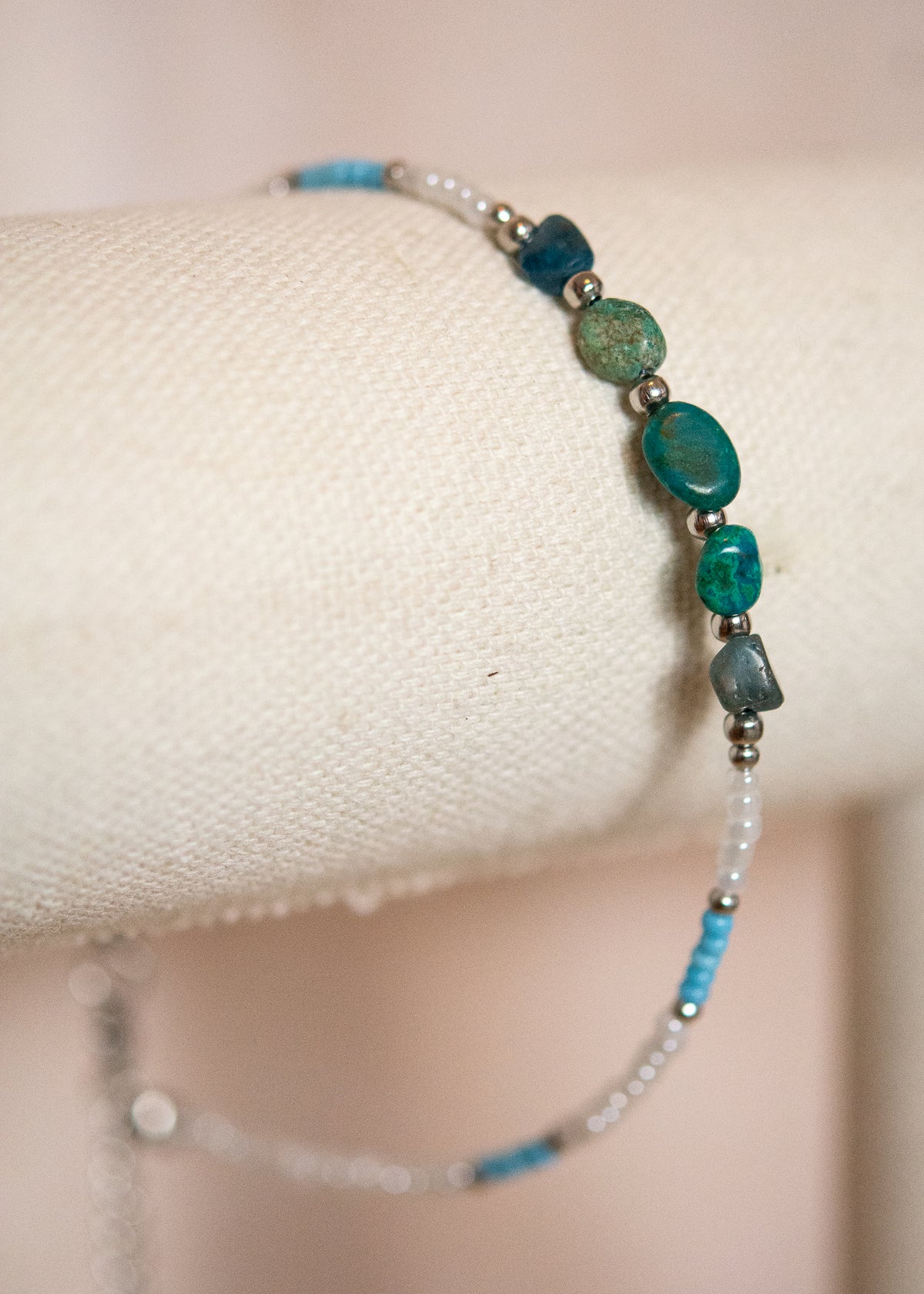 Bracelet de cheville acier inoxydable, turquoise brute, fait main à Montréal. Bijou boho moderne, look oriental chic.