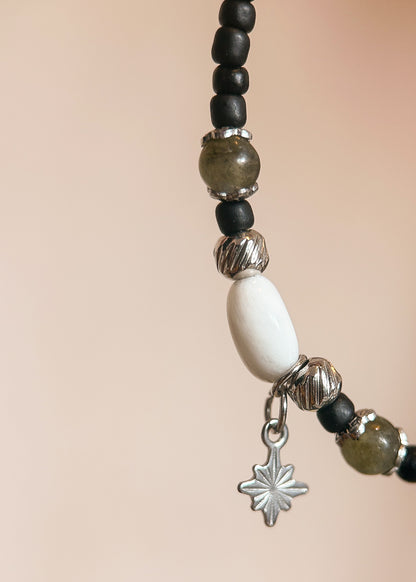 Bracelet de cheville acier inoxydable, pierre de lune, labradorite, fait main à Montréal. Accessoire boho pour festival, plage, look boho chic.