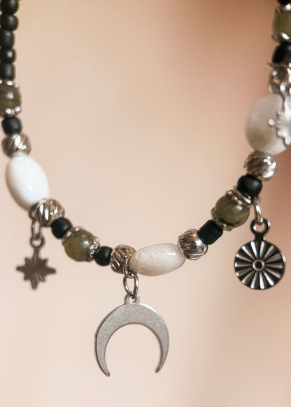 Bracelet de cheville acier inoxydable, pierre de lune, labradorite, fait main à Montréal. Accessoire boho pour festival, plage, look boho chic.