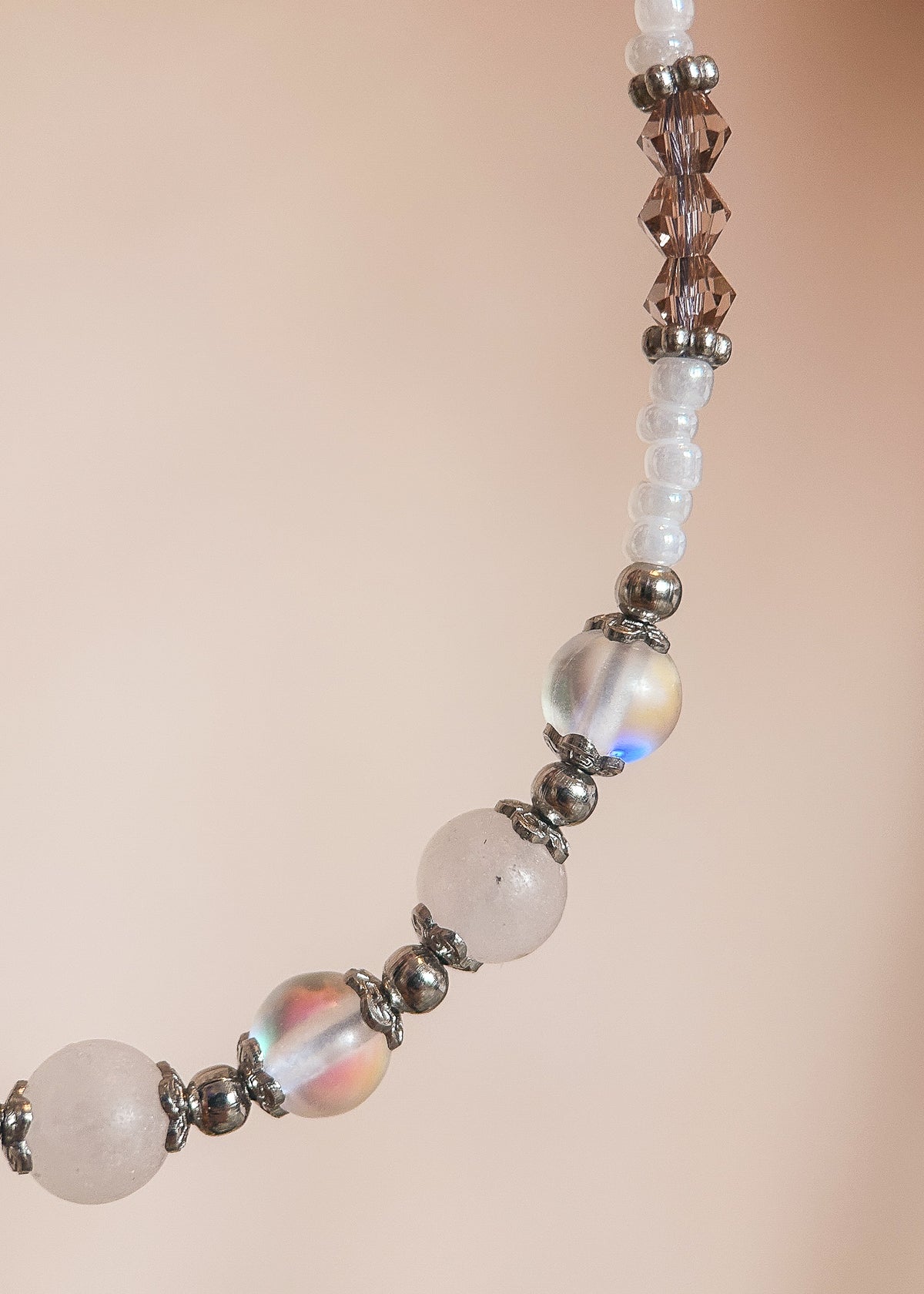 Bracelet de cheville acier inoxydable, quartz rose et holographique, fait main à Montréal. Bijou boho festival, plage.