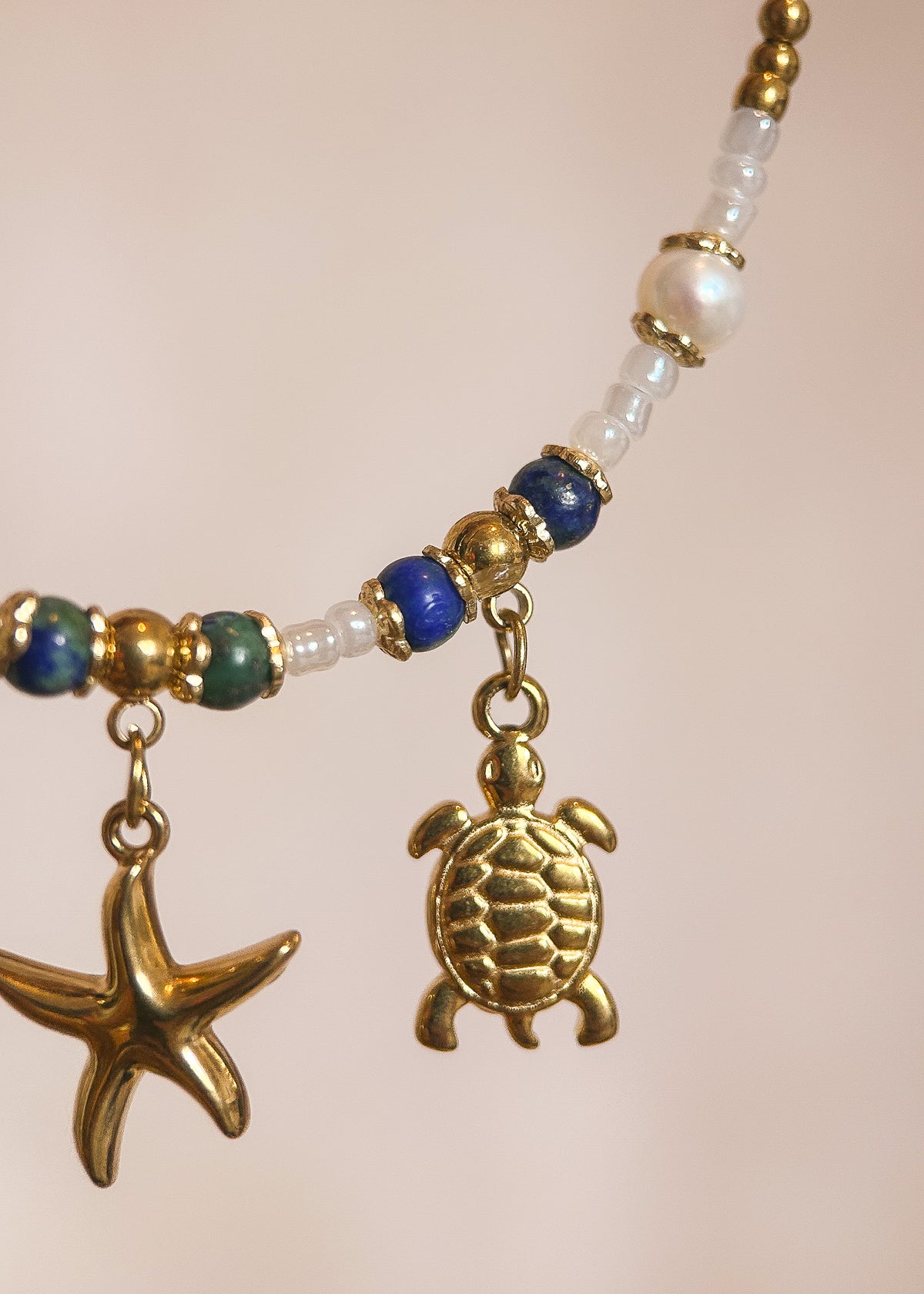 Bracelet de cheville acier inoxydable plaqué or, lapis-lazuli, charms marins, fait main à Montréal. Bijou boho festival.