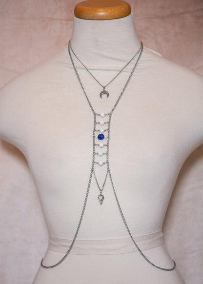 Chaîne de corps acier inoxydable, lune et lapis-lazuli, faite main à Montréal. Bijou céleste pour festival, spectacle, costume.