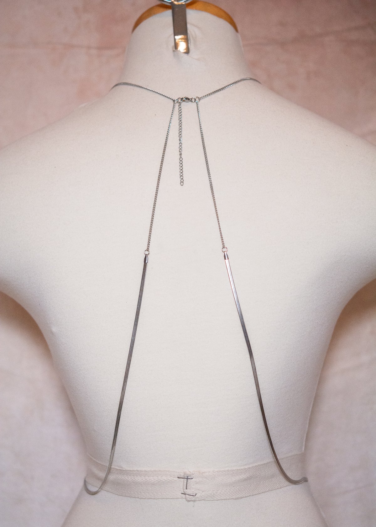 Bijou de corps acier inoxydable, pendentif zircon, chaîne ajustable sur mesure, fait main à Montréal, look minimaliste festival.