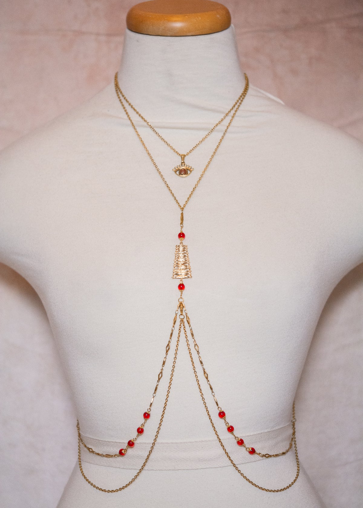 Bijou de corps acier inoxydable plaqué or, pendentif œil, perles rouges, fait main à Montréal, bijou boho chic festival.