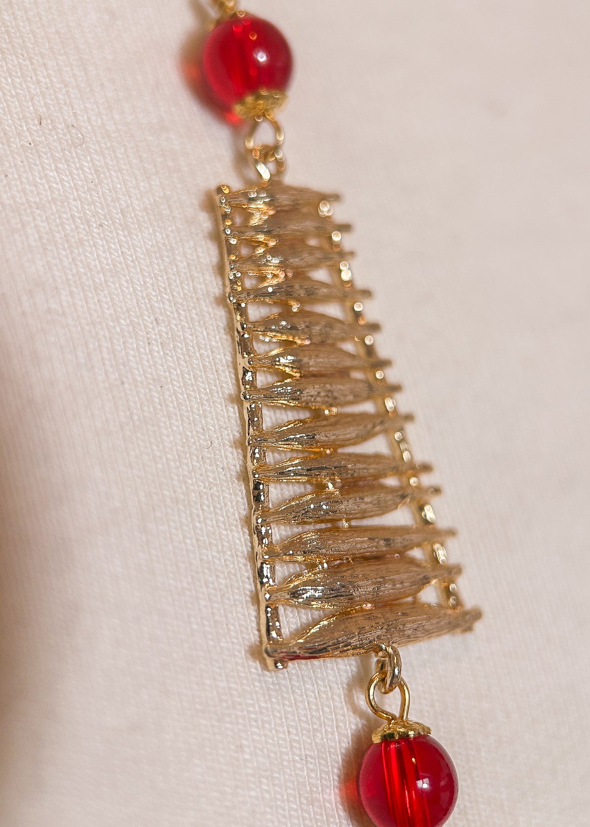 Bijou de corps acier inoxydable plaqué or, pendentif œil, perles rouges, fait main à Montréal, bijou boho chic festival.
