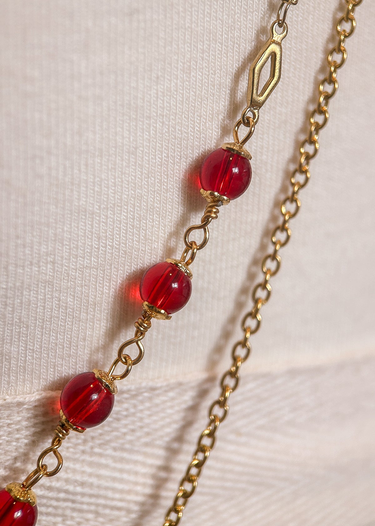 Bijou de corps acier inoxydable plaqué or, pendentif œil, perles rouges, fait main à Montréal, bijou boho chic festival.