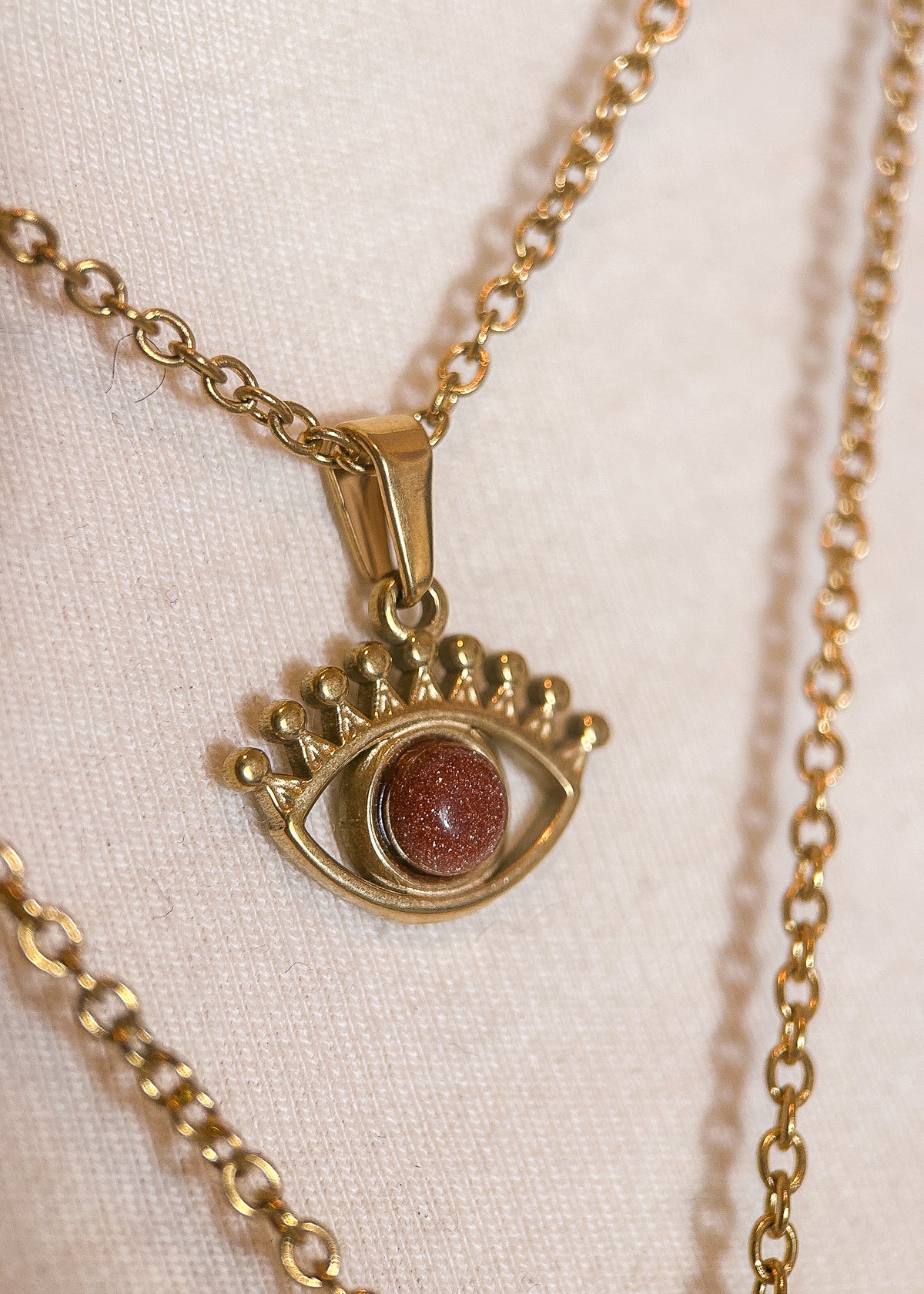 Bijou de corps acier inoxydable plaqué or, pendentif œil, perles rouges, fait main à Montréal, bijou boho chic festival.