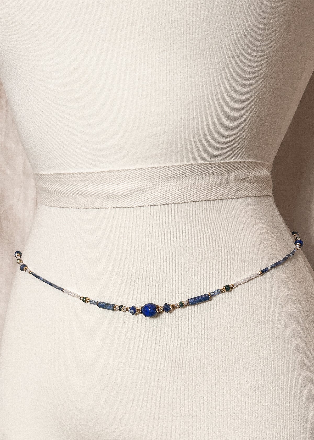 Chaîne de taille acier inoxydable plaqué or, lapis-lazuli, sodalite, faite main à Montréal. Bijou bohème moderne, parfait pour festival, plage ou look boho chic.