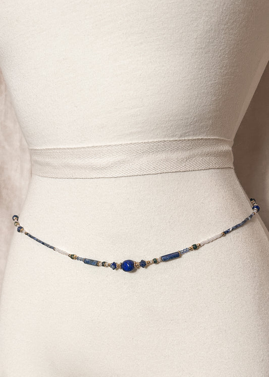 Chaîne de taille acier inoxydable plaqué or, lapis-lazuli, sodalite, faite main à Montréal. Bijou bohème moderne, parfait pour festival, plage ou look boho chic.