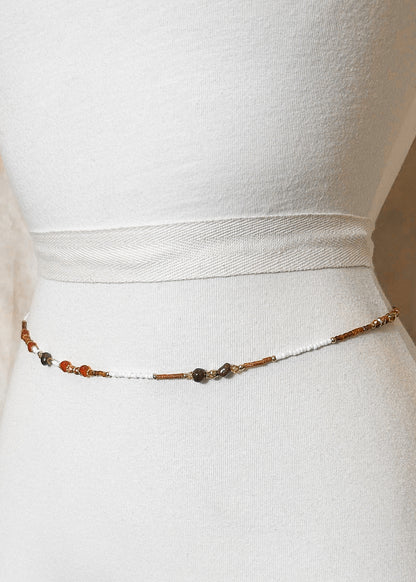 Chaîne de taille acier inoxydable plaqué or, grenat, cornaline, faite main à Montréal. Bijou boho chaleureux pour look solaire, festival, plage.