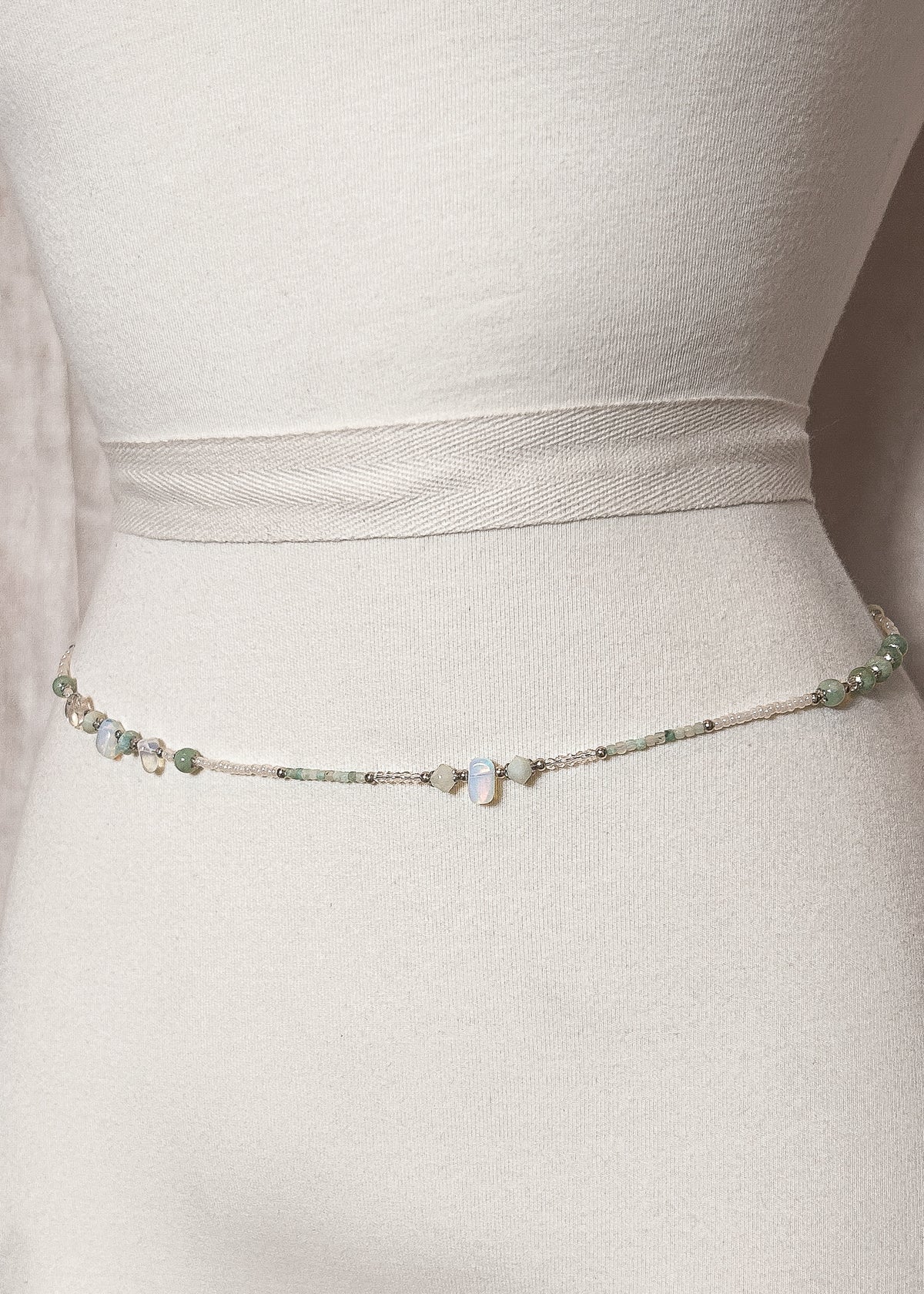 Chaîne de taille acier inoxydable, amazonite et pierre de lune, faite main à Montréal. Bijou boho ajustable pour look hippie chic, festival, plage.