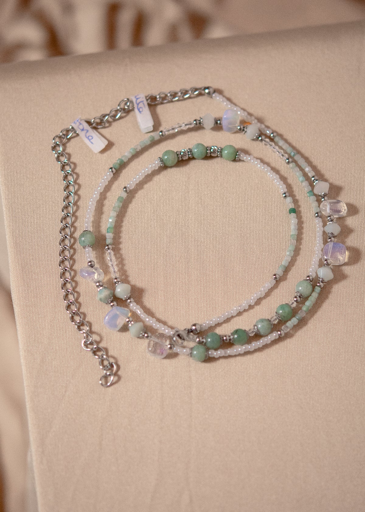 Chaîne de taille acier inoxydable, amazonite et pierre de lune, faite main à Montréal. Bijou boho ajustable pour look hippie chic, festival, plage.