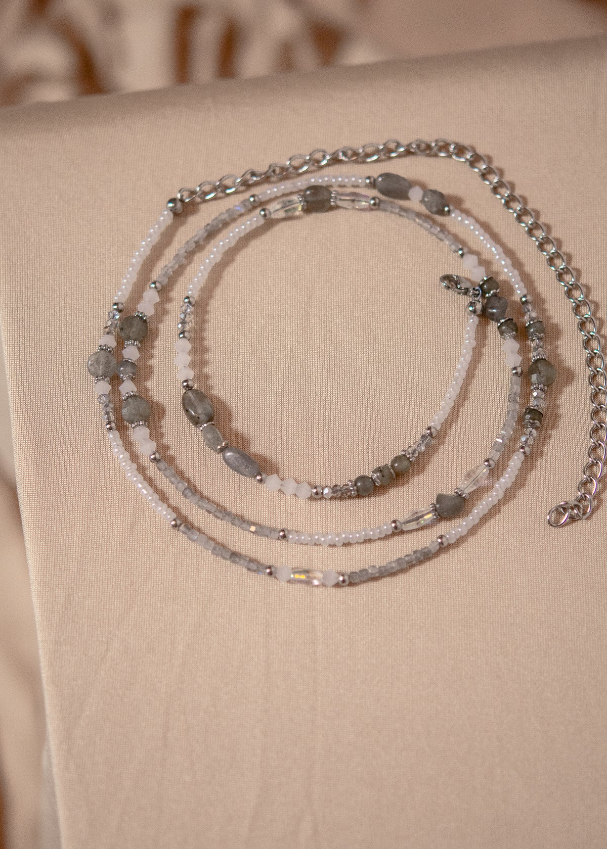 Chaîne de taille acier inoxydable, labradorite brute, faite main à Montréal. Bijou boho ajustable pour festival, rave, plage.