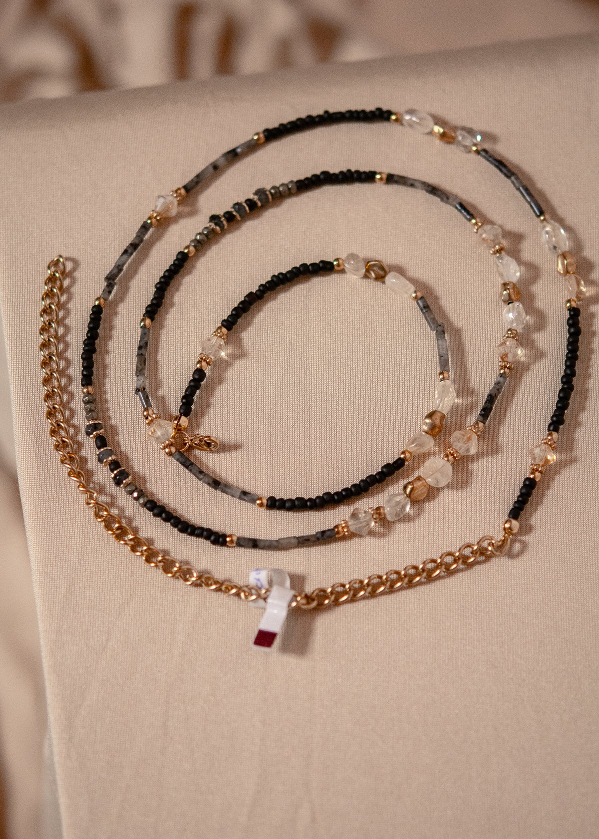 Chaîne de taille acier inoxydable plaqué or, labradorite noire, citrine, pyrite, faite main à Montréal. Bijou boho chic pour look solaire mystique.