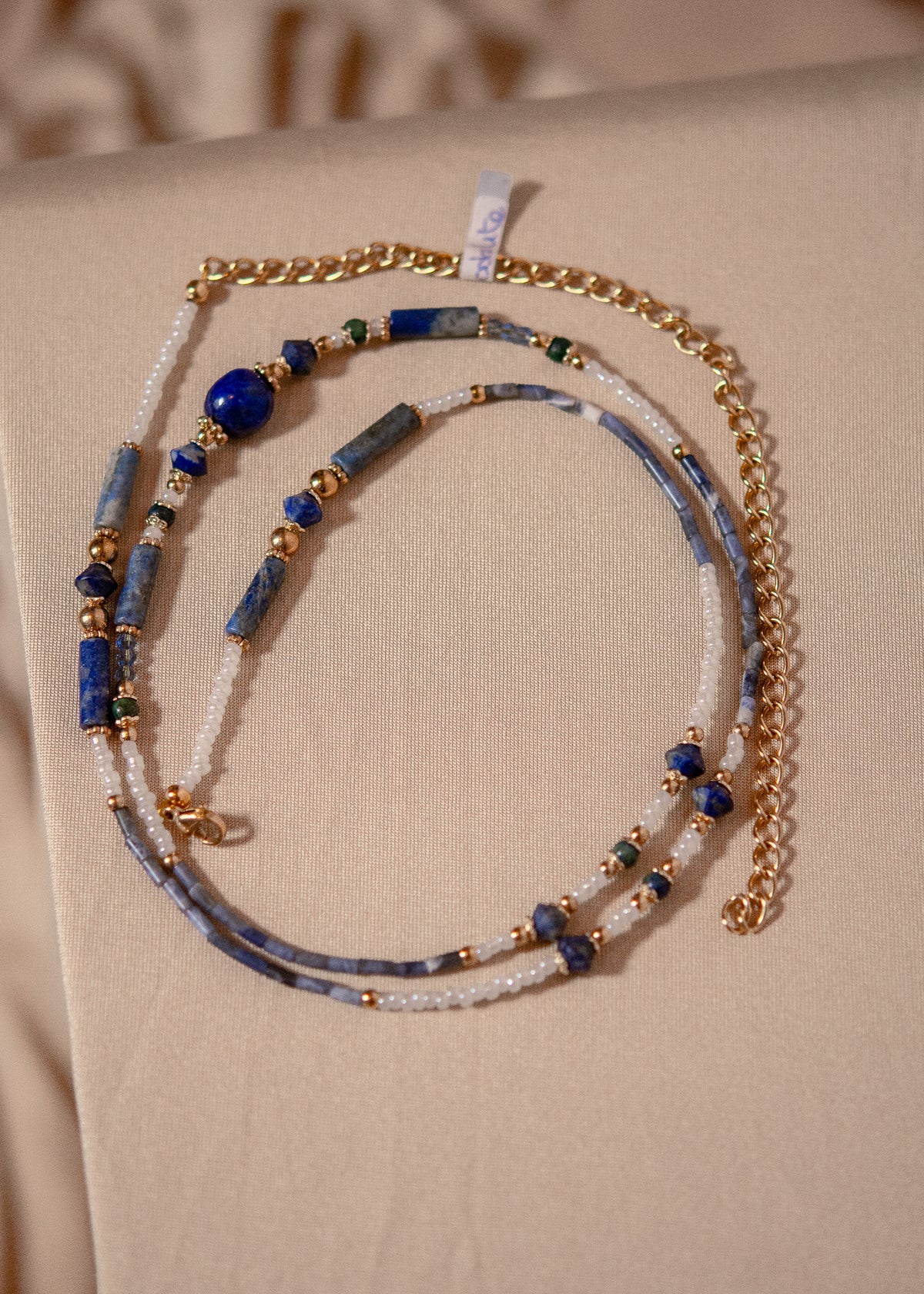 Chaîne de taille acier inoxydable plaqué or, lapis-lazuli, sodalite, faite main à Montréal. Bijou bohème moderne, parfait pour festival, plage ou look boho chic.