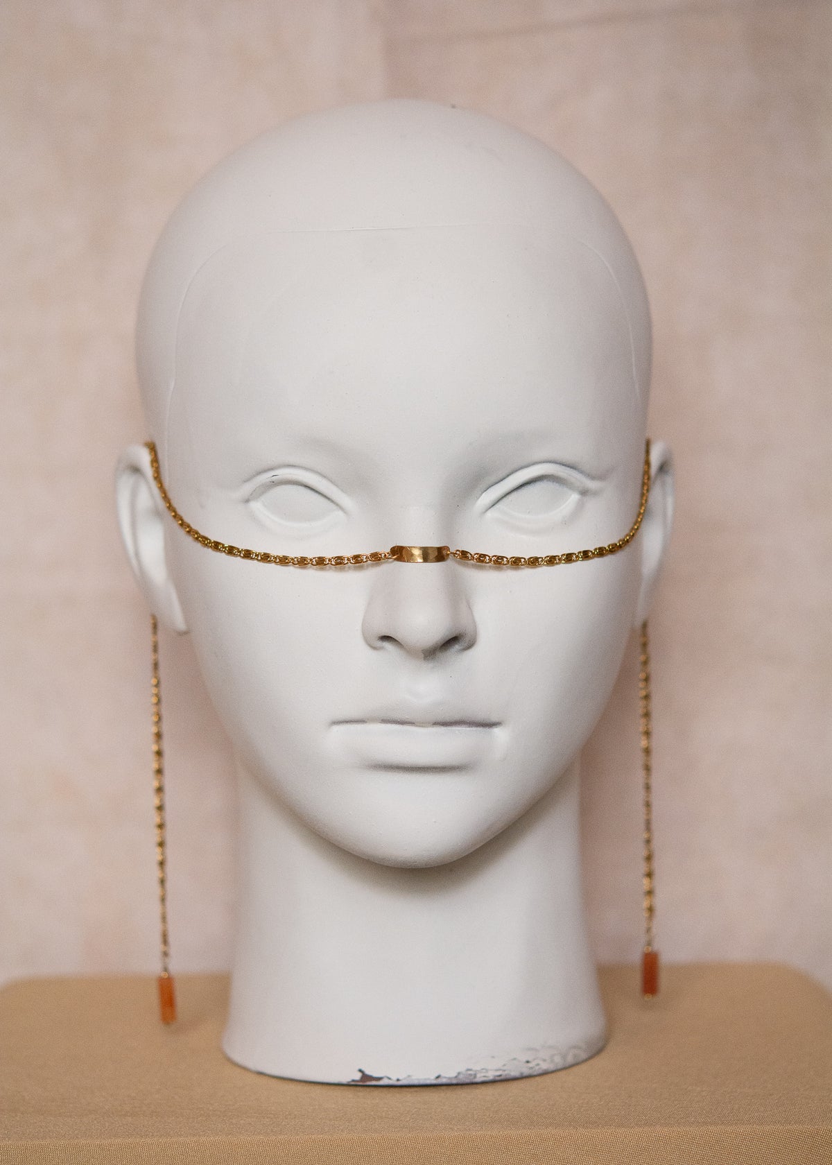 Chaîne de visage en acier inoxydable plaqué or, bridge du nez en laiton martelé, pierre d'agate orange, fait main à Montréal. Bijou facial spectacle, photoshoot, costume, festival.
