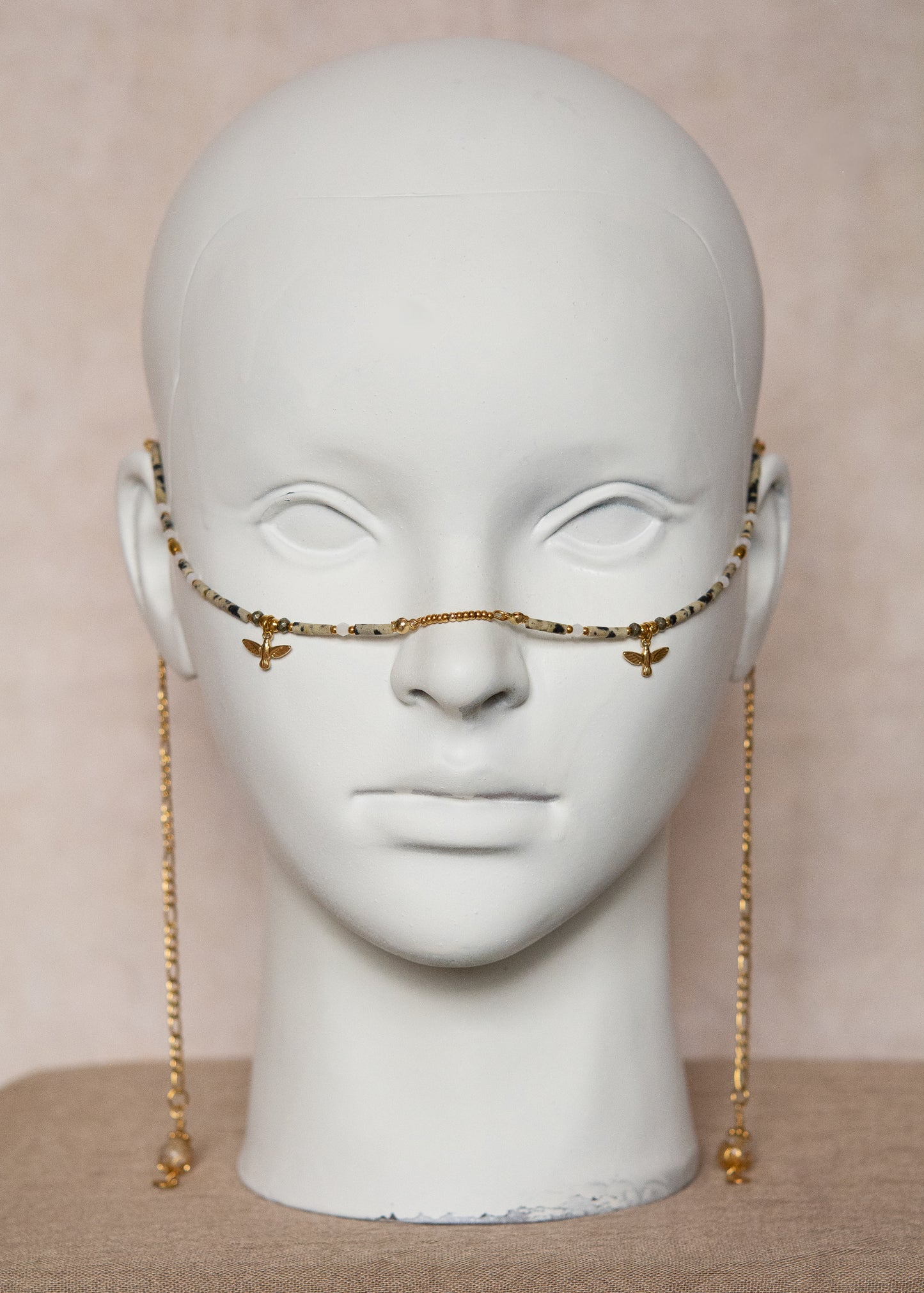 Chaîne de visage en jaspe dalmatien et pyrite sur acier inoxydable plaqué or, charms faucons. Bijou facial d'inspiration égyptienne fait main à Montréal.