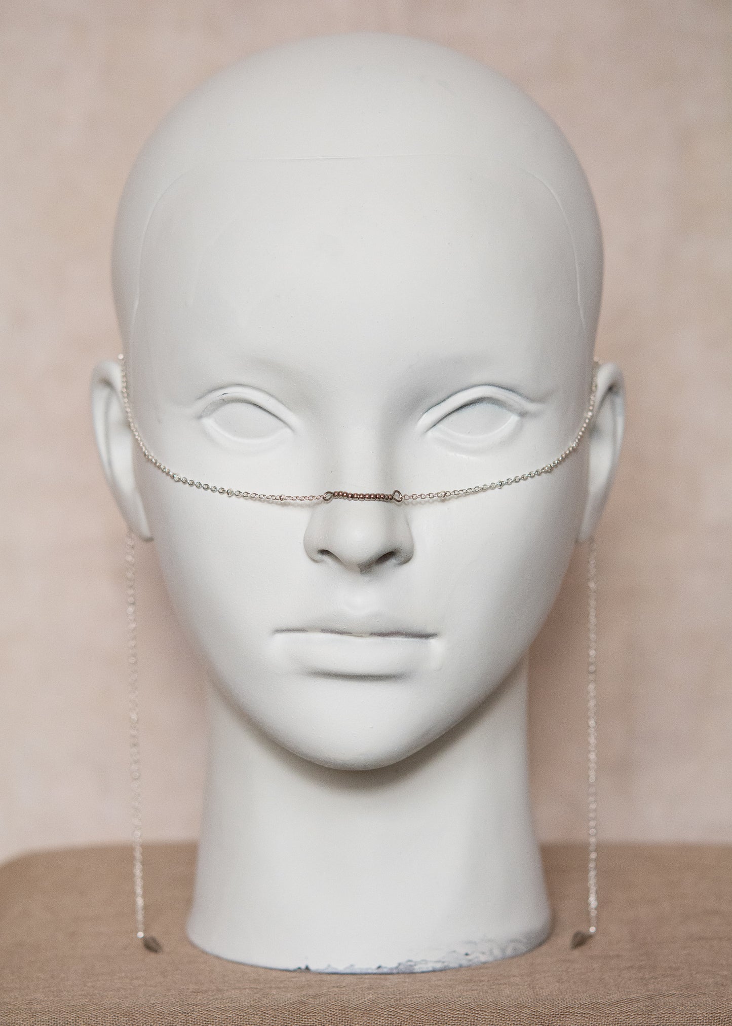 Chaîne de visage très fine en acier inoxydable, pendentifs piques. Bijou facial minimaliste fait main à Montréal, idéal festival et photoshoot.