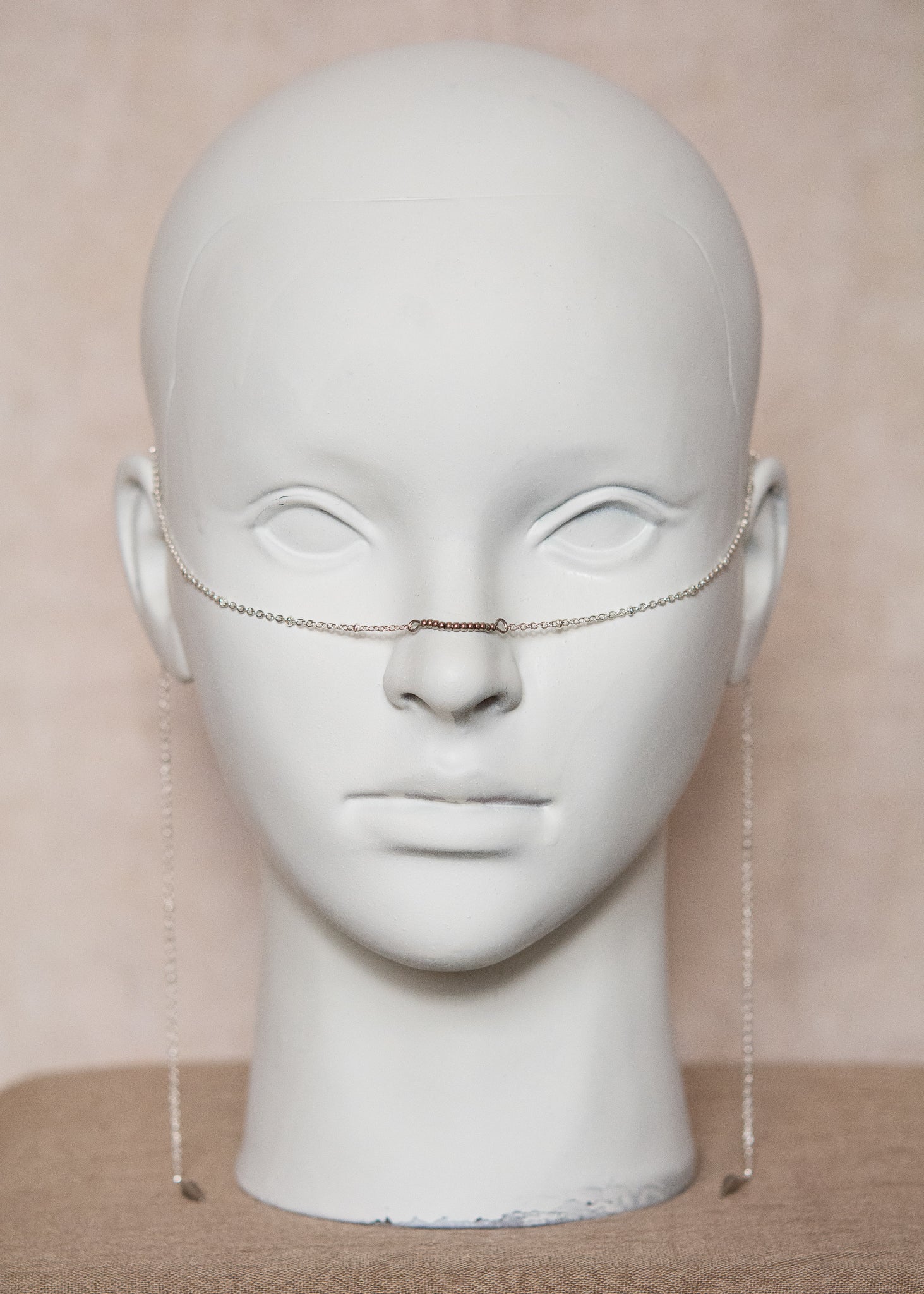 Chaîne de visage très fine en acier inoxydable, pendentifs piques. Bijou facial minimaliste fait main à Montréal, idéal festival et photoshoot.