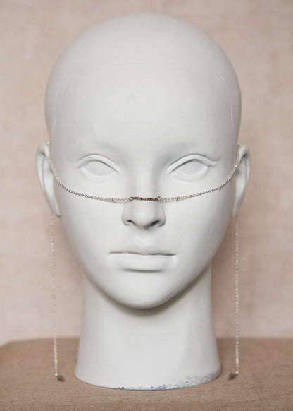 Chaîne de visage très fine en acier inoxydable, pendentifs piques. Bijou facial minimaliste fait main à Montréal, idéal festival et photoshoot.