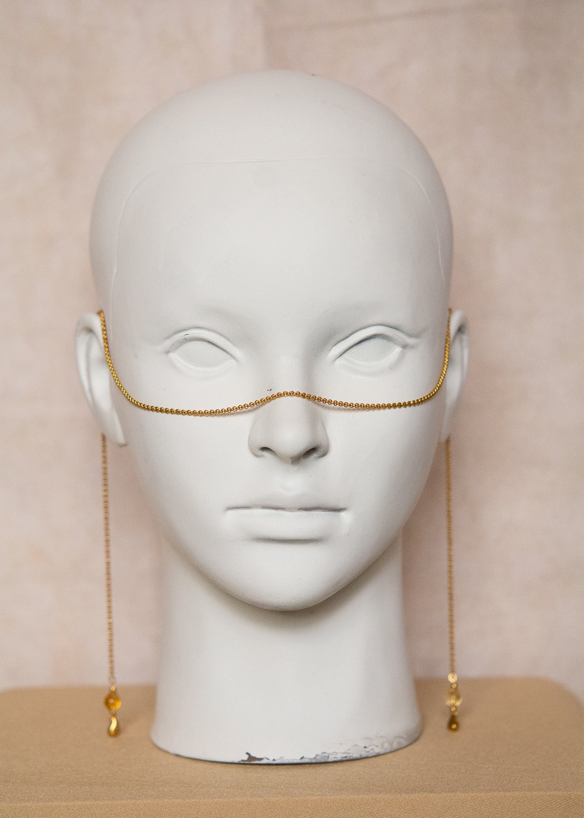 Chaîne de visage acier inoxydable plaqué or, perle citrine, fait main à Montréal. Bijou facial minimaliste pour costume, bohème moderne.