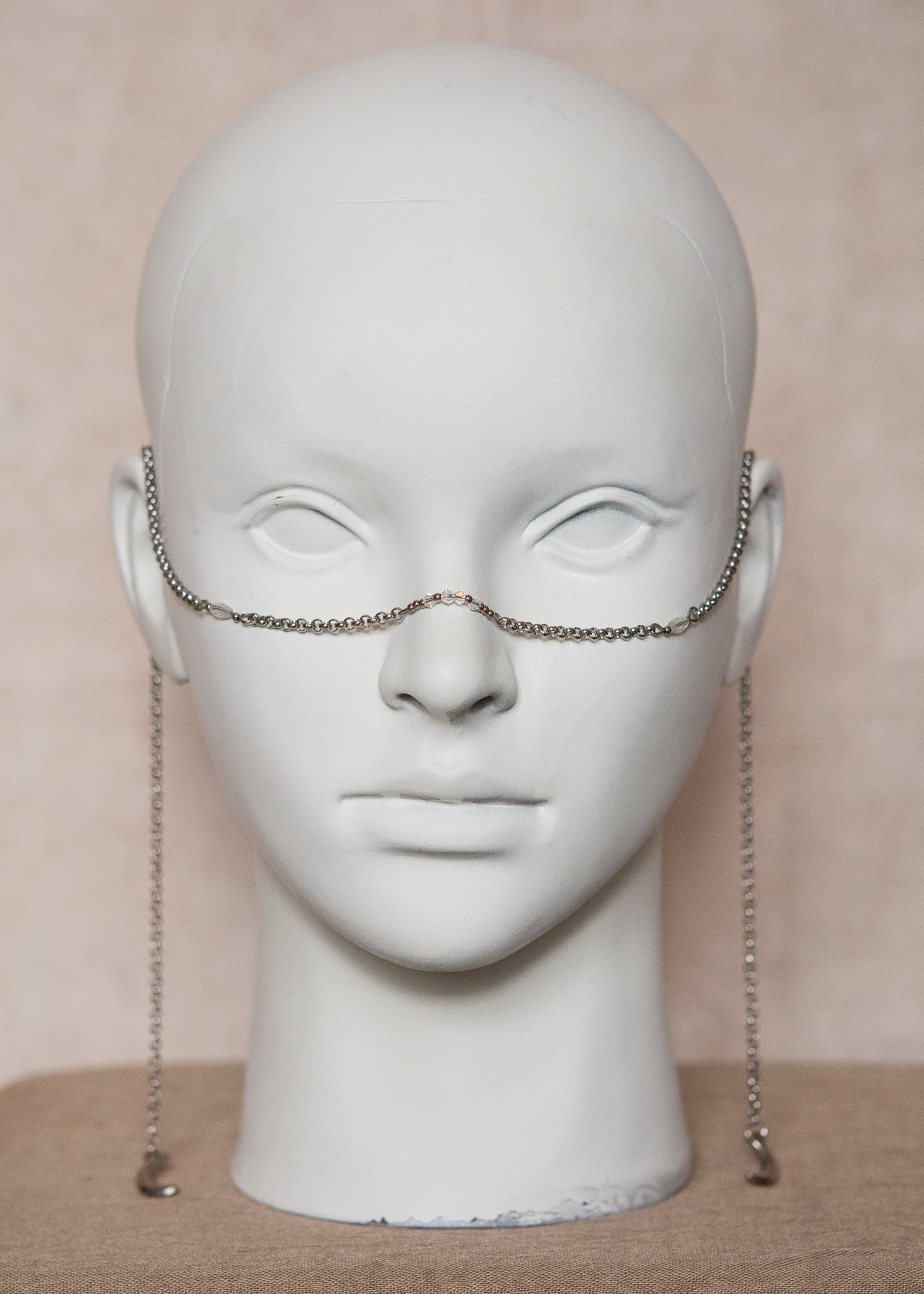 Chaîne de visage en acier inoxydable, cristaux transparents et pendentifs lunes. Bijou facial céleste fait main à Montréal, parfait pour festival et photoshoot.