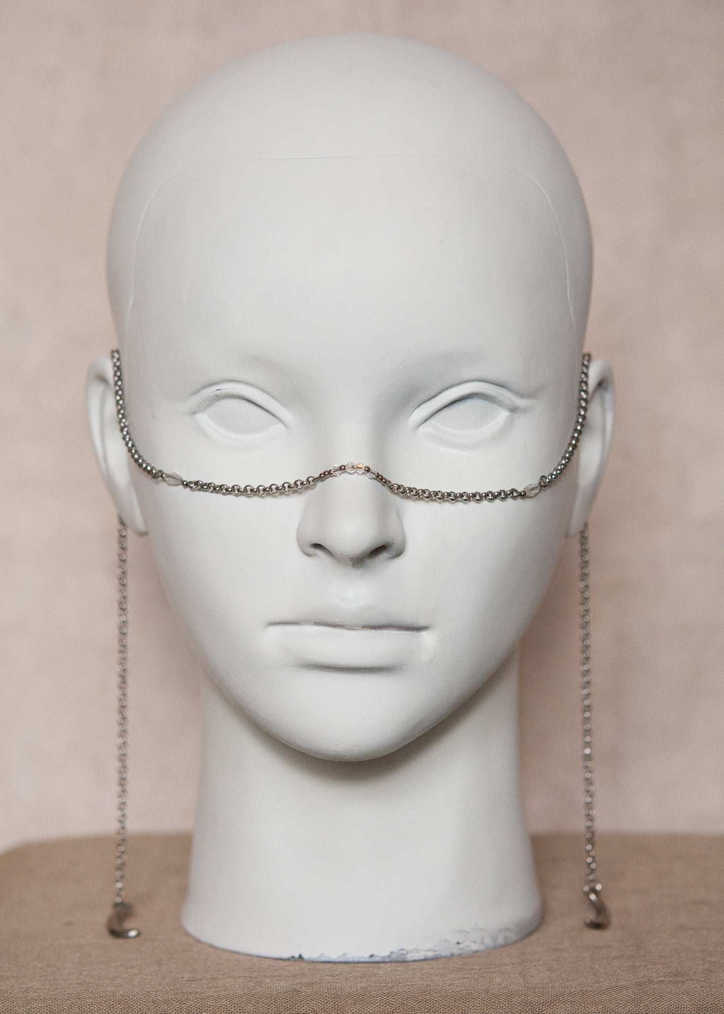 Chaîne de visage en acier inoxydable, cristaux transparents et pendentifs lunes. Bijou facial céleste fait main à Montréal, parfait pour festival et photoshoot.