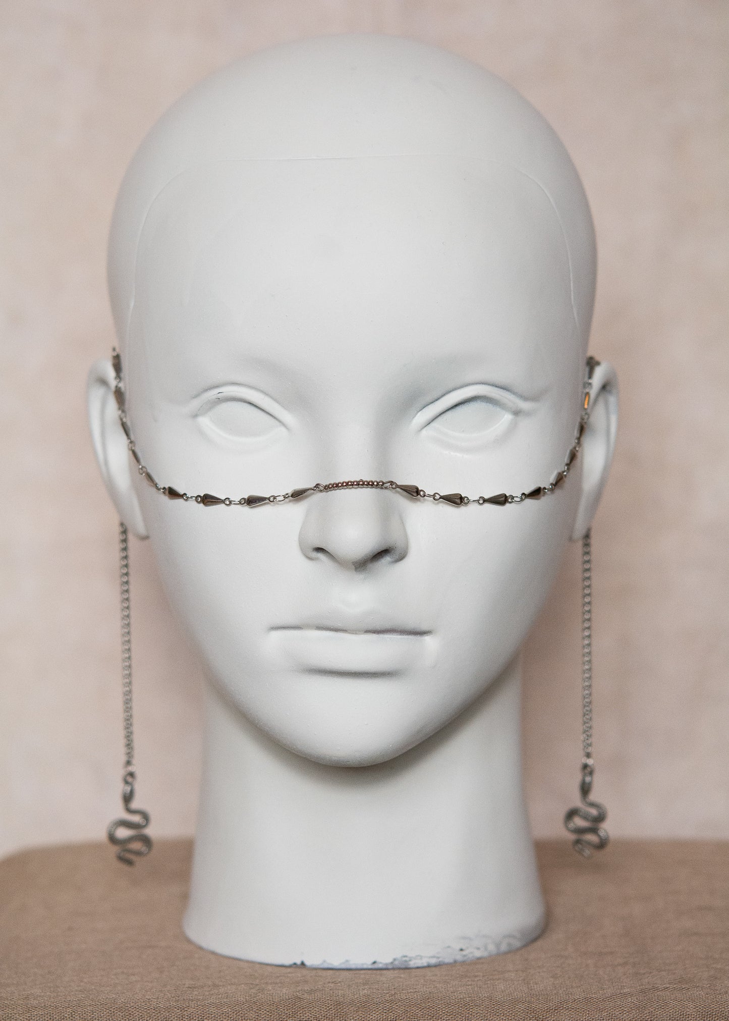 Chaîne de visage en acier inoxydable avec pendentifs serpents. Bijou facial fait main à Montréal pour festival, rave, photoshoot et esthétique mystique moderne.