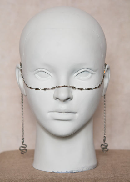Chaîne de visage en acier inoxydable avec pendentifs serpents. Bijou facial fait main à Montréal pour festival, rave, photoshoot et esthétique mystique moderne.