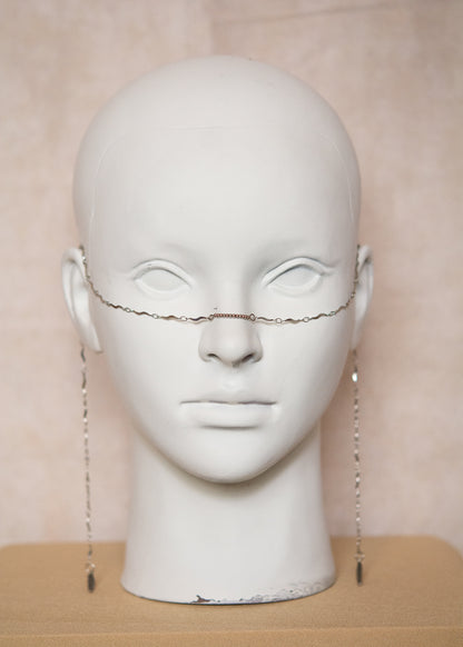 Bijou facial acier inoxydable, breloque plume, fait main à Montréal. Chaîne de visage boho pour festival, costume ou séance photo.