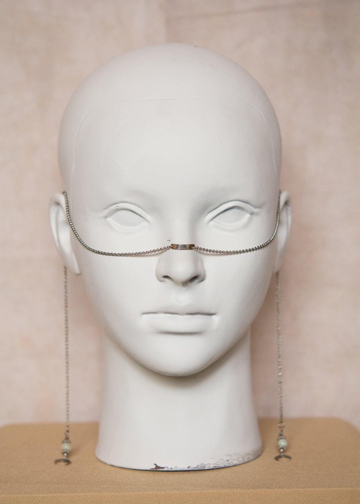 Chaîne de visage en acier inoxydable, bridge du nez en argent sterling 925, perles de jade, fait main à Montréal. Bijou facial minimaliste, bohème moderne.