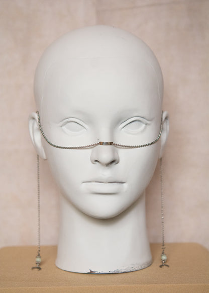 Chaîne de visage en acier inoxydable, bridge du nez en argent sterling 925, perles de jade, fait main à Montréal. Bijou facial minimaliste, bohème moderne.