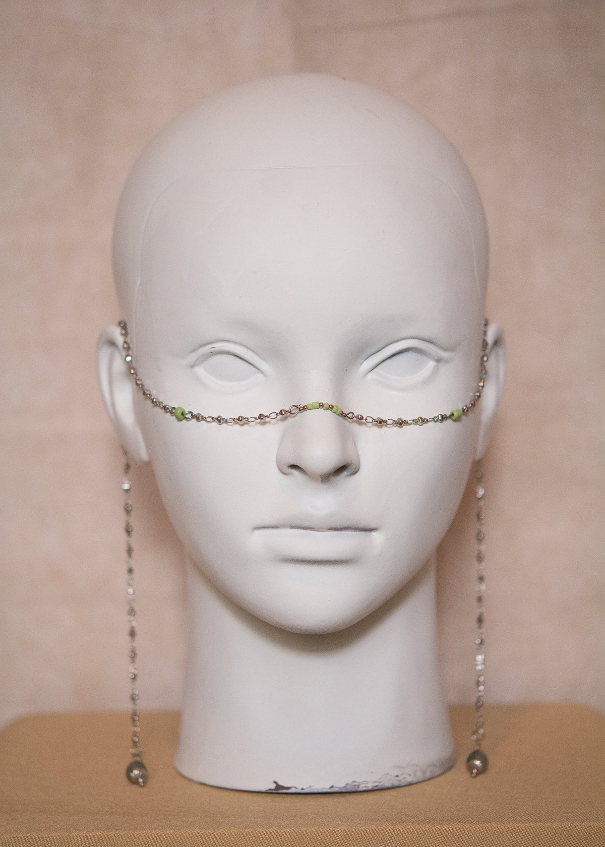 Chaîne de visage acier inoxydable, perle de verre verte, fait main à Montréal. Bijou facial bohème pour festival, costume, séance photo.
