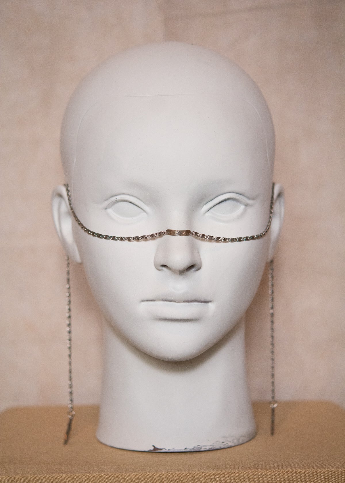 Chaîne de visage en acier inox avec pièce sur le nez en argent sterling 925 martelé, breloque plume, fait main à Montréal. Bijou facial idéal pour festival, photoshoot.