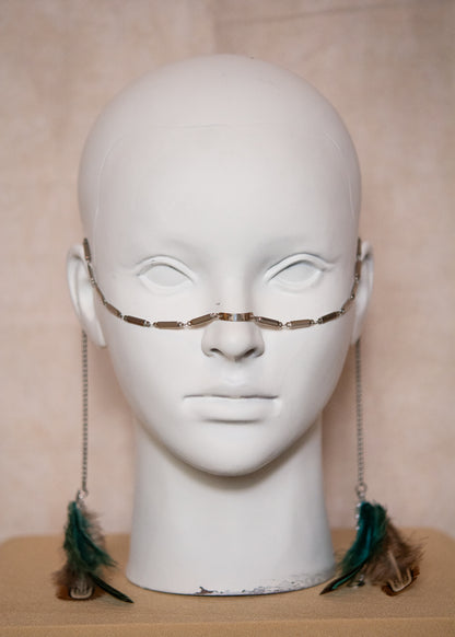 Chaîne de visage en acier inoxydable, bridge du nez en argent sterling 925, plumes naturelles, fait main à Montréal. Bijou facial bohème pour festival, photoshoot.
