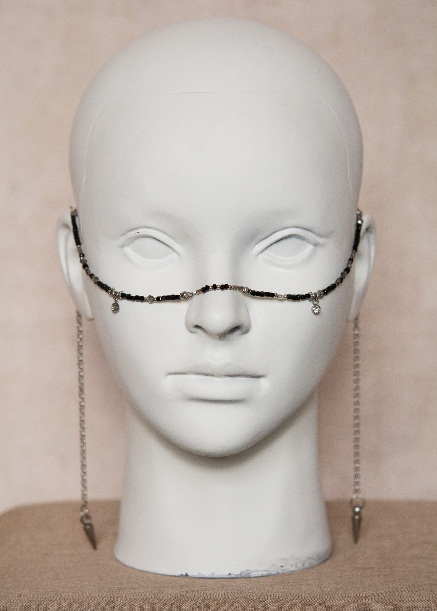 Chaîne de visage en spinelle noire et quartz rutilé sur acier inoxydable. Pièce unique alternative faite main à Montréal, parfaite pour festival et photoshoot.