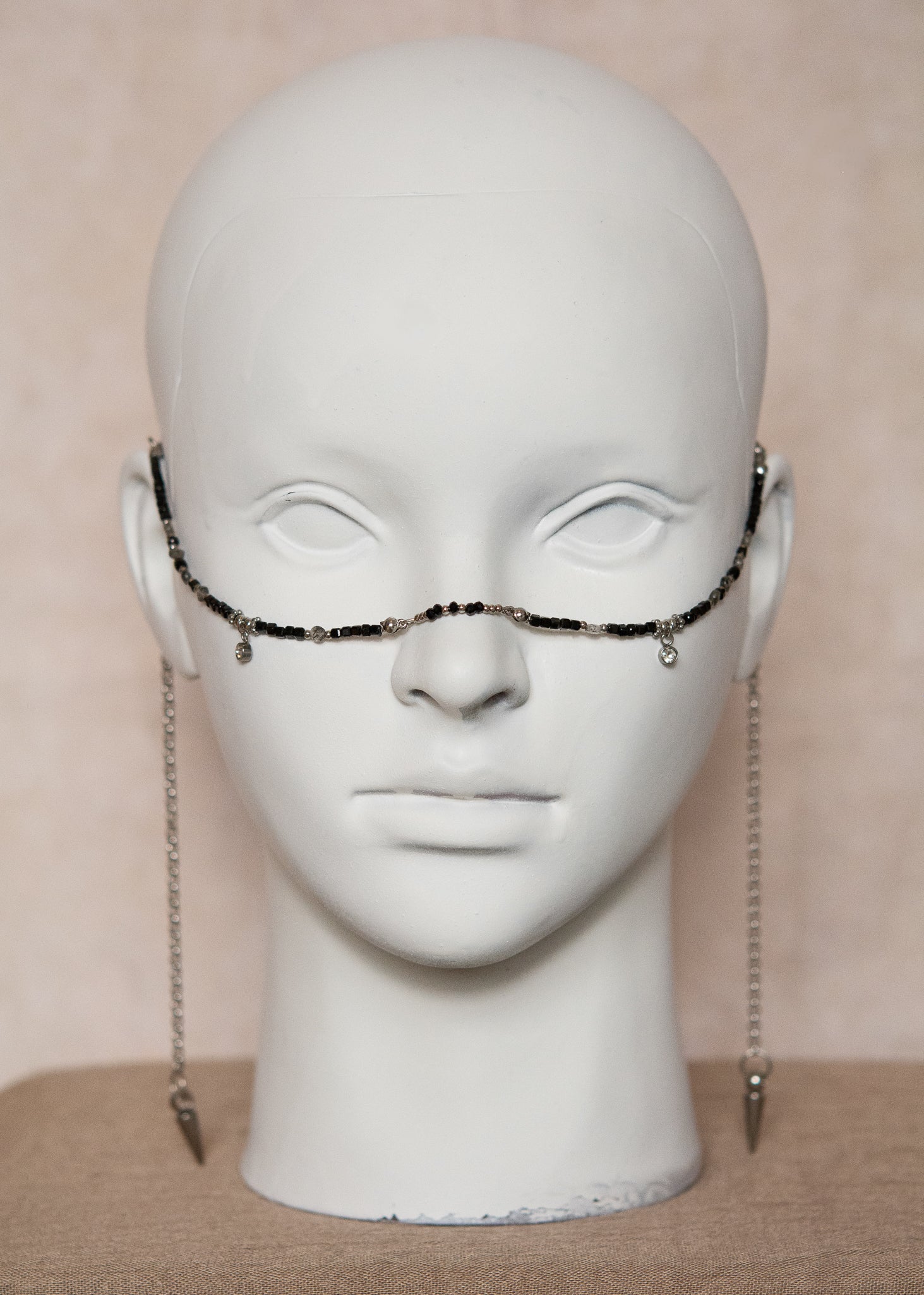 Chaîne de visage en spinelle noire et quartz rutilé sur acier inoxydable. Pièce unique alternative faite main à Montréal, parfaite pour festival et photoshoot.