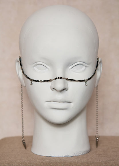 Chaîne de visage en spinelle noire et quartz rutilé sur acier inoxydable. Pièce unique alternative faite main à Montréal, parfaite pour festival et photoshoot.