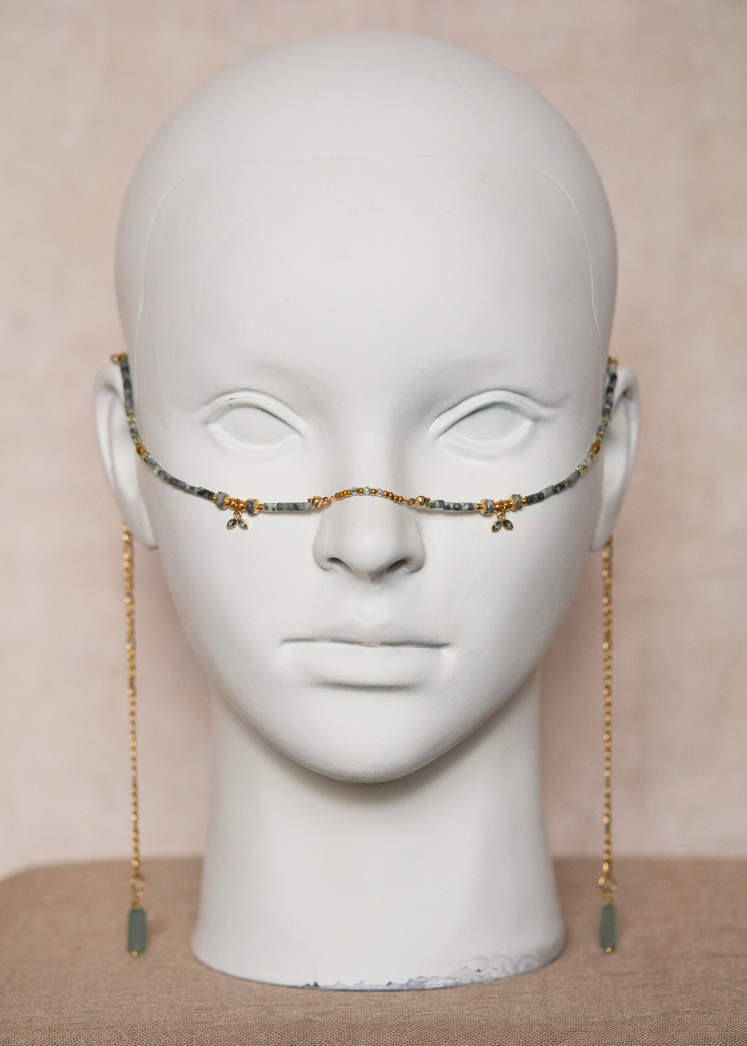 Chaîne de visage en jaspe vert et aventurine sur acier inoxydable plaqué or. Pièce unique faite main à Montréal, style bohème pour festival et photoshoot.