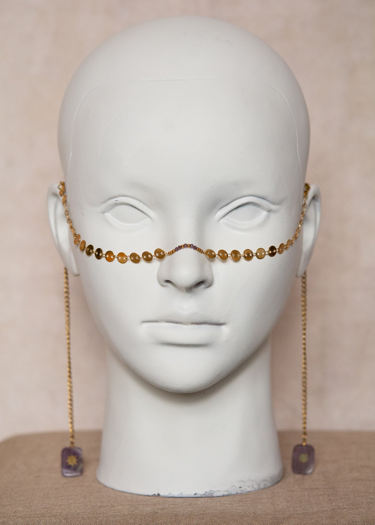 Chaîne de visage dorée avec disques et améthyste véritable, en acier inoxydable plaqué or. Bijou facial bohème pour festival, costume ou photoshoot.