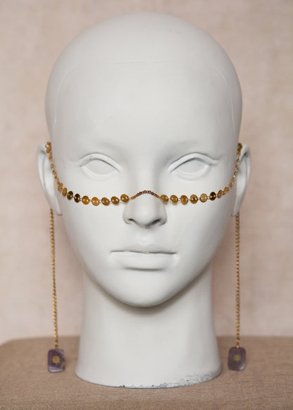 Chaîne de visage dorée avec disques et améthyste véritable, en acier inoxydable plaqué or. Bijou facial bohème pour festival, costume ou photoshoot.