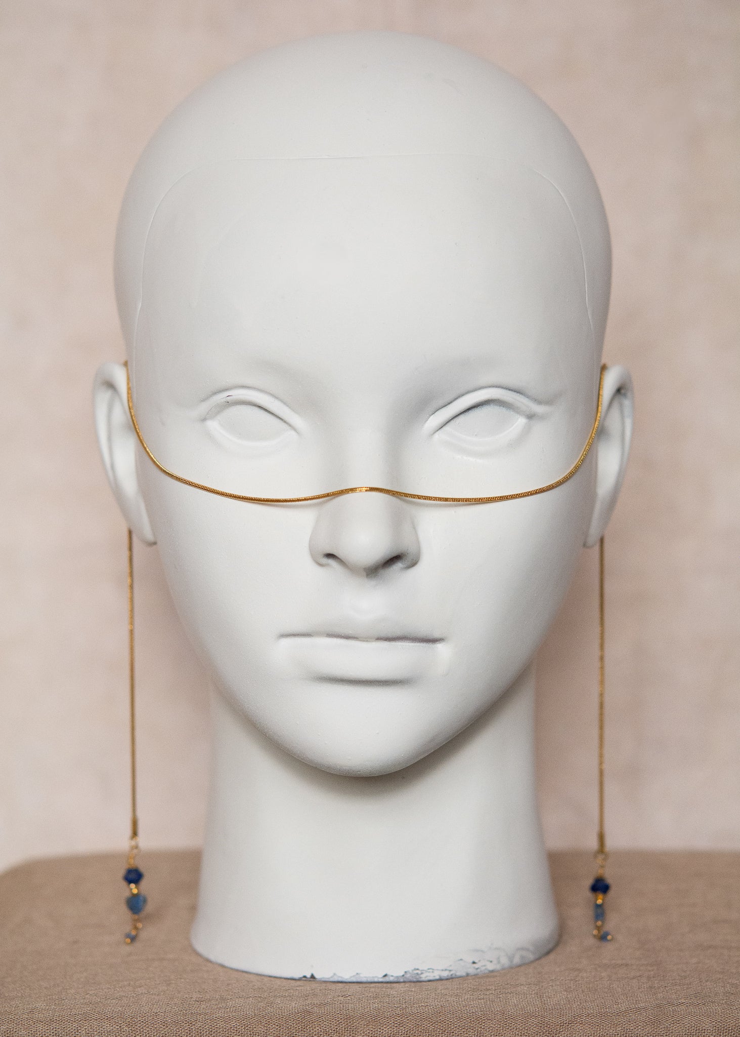 Chaîne de visage fluide en acier inoxydable plaqué or avec véritable lapis-lazuli. Bijou facial bleu et or de style égyptien, fait main à Montréal.