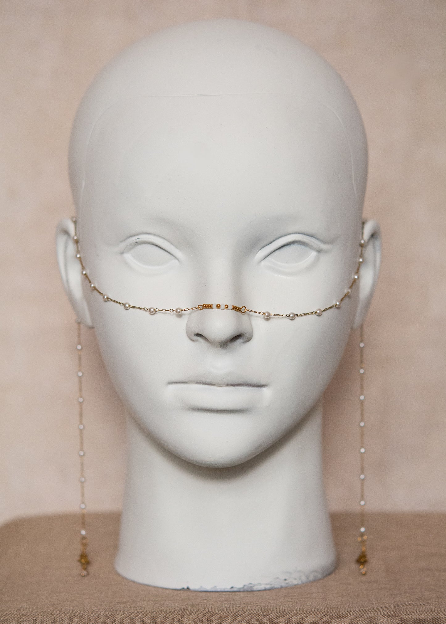 Délicate chaîne de visage en acier inoxydable plaqué or, perles et étoiles en hématite. Fait main à Montréal, bijou facial idéal festival, mariage, photoshoot.