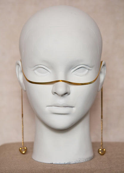 Chaîne de visage dorée et fluide en acier inoxydable plaqué or, pendentifs cœurs. Bijou facial élégant pour mariage, festival ou séance photo.