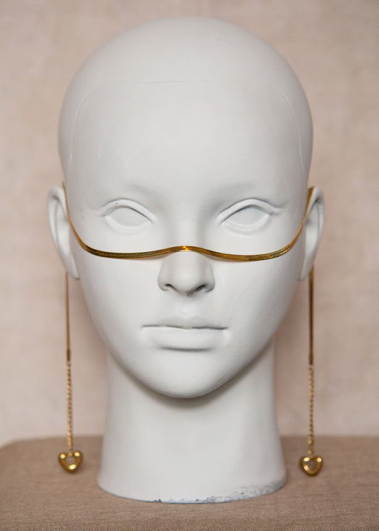 Chaîne de visage dorée et fluide en acier inoxydable plaqué or, pendentifs cœurs. Bijou facial élégant pour mariage, festival ou séance photo.