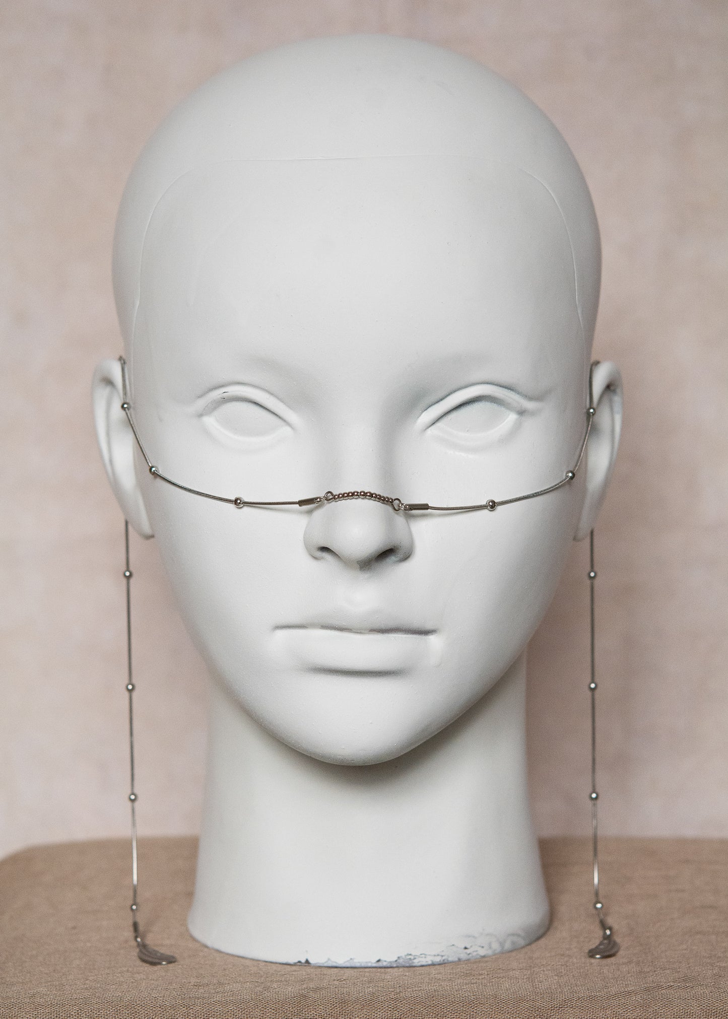 Chaîne de visage fine en acier inoxydable avec pendentifs plumes. Bijou facial boho fait main à Montréal, idéal festival, événement et photoshoot.
